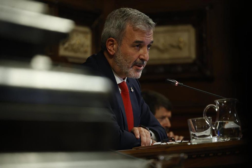 El alcalde de Barcelona, Jaume Collboni, durante el último pleno de la exalcaldesa de Barcelona y líder de los Comuns en el Ayuntamiento, en el Ayuntamiento de Barcelona, a 25 de octubre de 2024, en Barcelona, Catalunya (España). Este es el último pleno