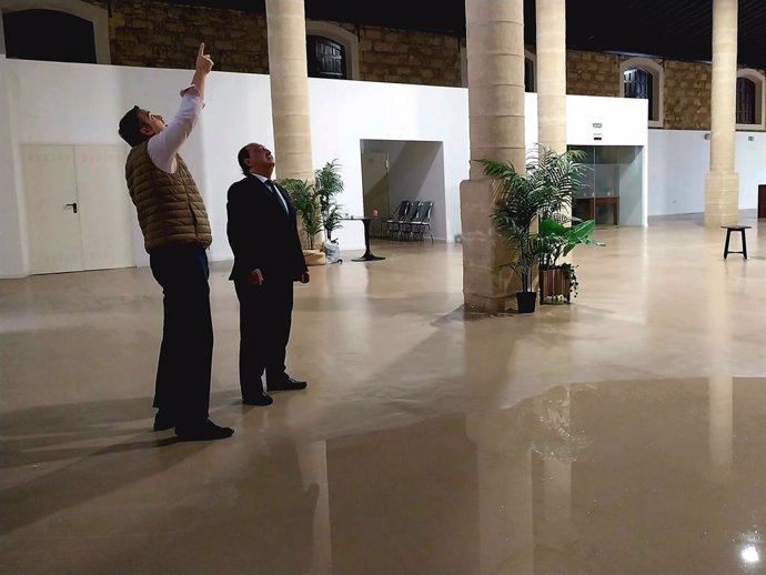 El delegado de Cultura en el Ayuntamiento de Jerez de la Frontera (Cádiz), Francisco Zurita, observa los daños ocasionados en el Callejón de los Bolos por el paso de la DANA.