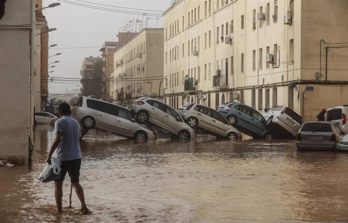 Vehículos destrozados tras el paso de la DANA por el barrio de La Torre de Valencia, a 30 de octubre de 2024, en Valencia, Comunidad Valenciana (España).