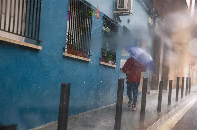 Un hombre se refugia de la lluvia con un paraguas, a 4 de noviembre de 2024, en Badalona, Barcelona, Cataluña (España). 