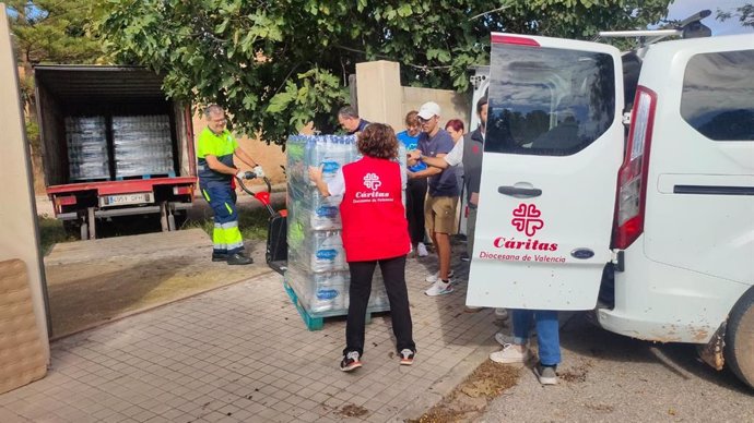 Enrtrega de agua por parte de Cáritas Valencia.