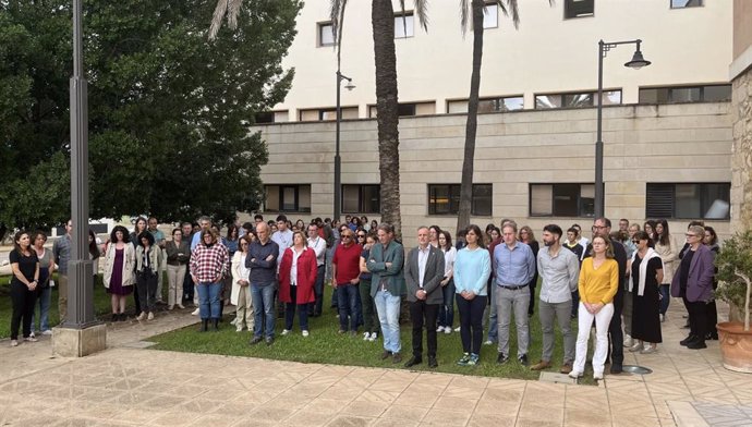 La comunidad universitaria guarda un minuto de silencio frente a los edificios y sedes de la UIB en solidaridad con las víctimas de la DANA