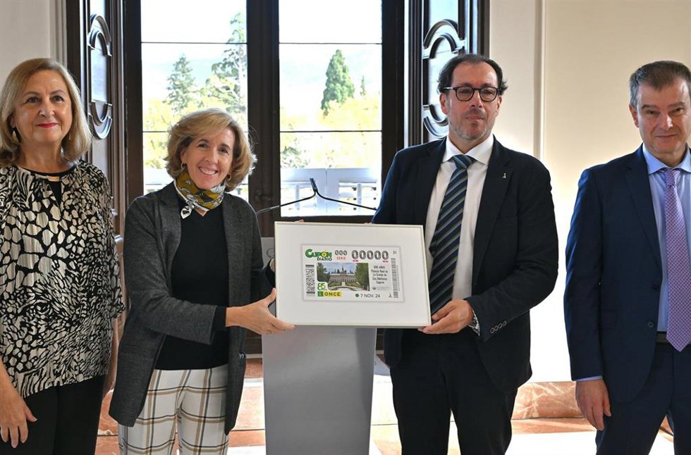 La presidenta de Patrimonio nacional, Ana de la Cueva, y el delegado de la Once en Castilla y León, Ismael Pérez, muestran el cupón del 7 de noviembre junto a la subdelegada del Gobierno, Marian Rueda, y el director de la ONCE en Segovia, Claudio Congos