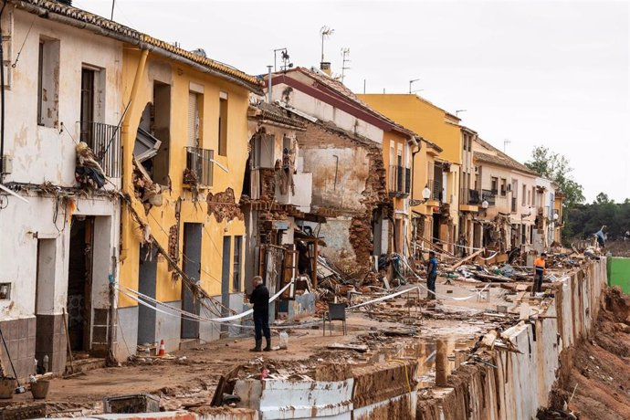 Casas destrozadas pegadas a un barranco.