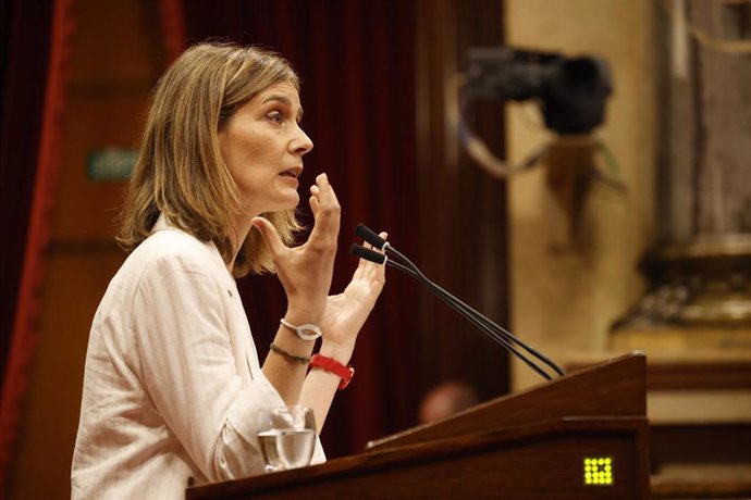 Archivo - La líder de los Comuns en el Parlament, Jéssica Albiach, interviene durante el pleno del debate de investidura, en el Parlament de Cataluña, en el parque de la Ciutadella, en el Parlament, a 8 de agosto de 2024, en Barcelona, Catalunya (España).