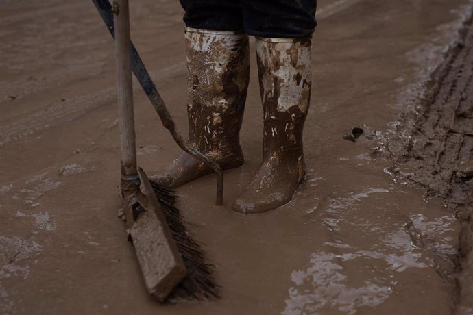 Detalle de un voluntario realizando tareas de limpieza ante los estragos ocasionados por la DANA en Paiporta.