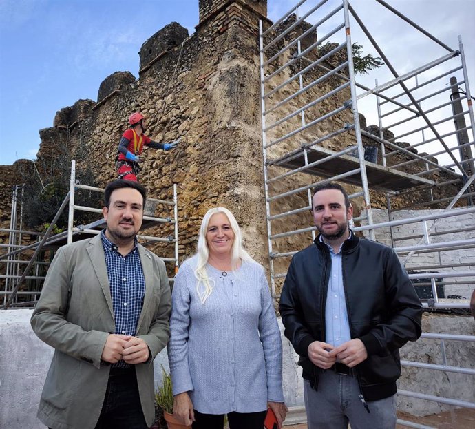 El Ayuntamiento de Alcalá (Sevilla) confirma el avance de las obras de la muralla sur del Castillo de la localidad.