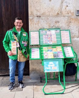 El Cuponazo de la ONCE reparte 40.000 euros en Tordesillas (Valladolid). En la foto, el vendedor que ha repartido el premio.