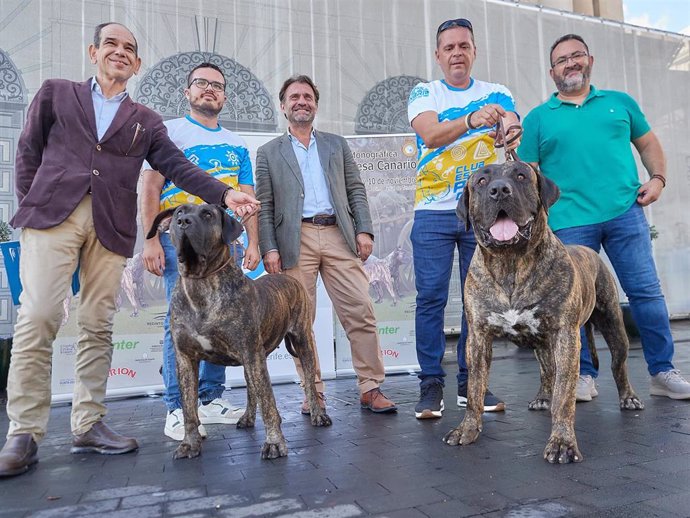 El consejero de Industria del Cabildo de Tenerife, Manuel Fernández, en la presentación de la monográfica del presa canario