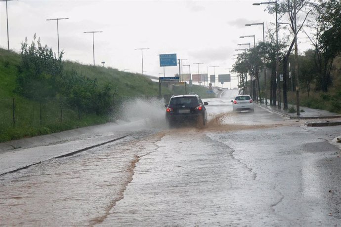 Vehículos circulan por la lluvia, a 4 de noviembre de 2024, en Badalona, Barcelona, Cataluña (España). 