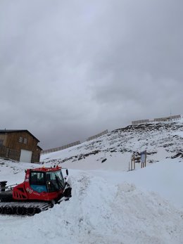 Movimientos de nieve en las partes altas del dominio esquiable en la estación de Sierra Nevada