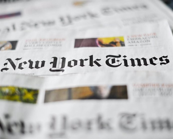 Archivo - FILED - 23 April 2014, Berlin: Various editions of the New York Times newspaper are on display on a table in Berlin. US daily newspaper publisher the New York Times Co  announced earnings for the fourth quarter that increased from last year and 