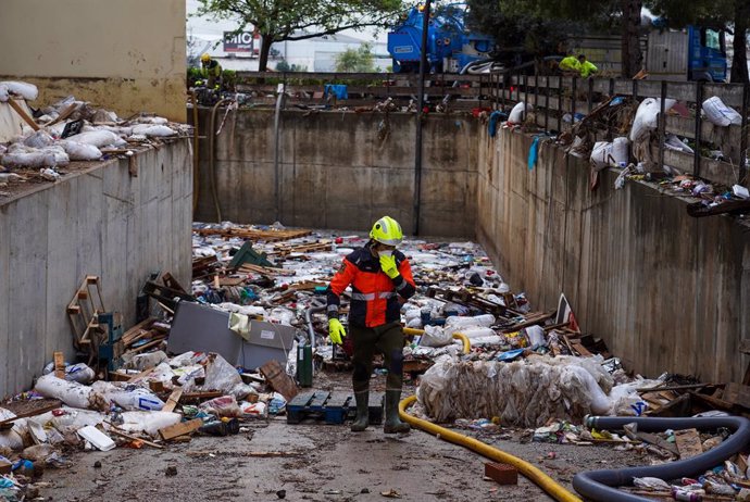 Destrozos en las inmediaciones del centro comercial Bonaire, a 4 de noviembre de 2024, en Aldaia, Valencia, Comunidad Valenciana (España). La DANA ha dejado, por el momento, 210 víctimas mortales en Valencia, con pueblos devastados, restricciones de movil