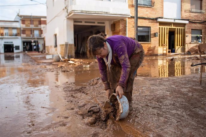 Varias personas colaboran en las labores de limpieza, a 31 de octubre de 2024, en Utiel, Valencia, Comunidad Valenciana (España). Esta mañana se han reanudado las labores de búsqueda de los desaparecidos en las zonas afectadas por la ana en la Comunidad V