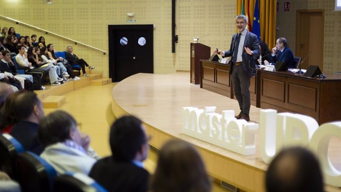 Juan Manuel Cortés Copete, catedrático de Historia Antigua, ha impartido la conferencia inaugural titulada '¿Ciencia o Religión?' en el acto de bienvenida a los estudiantes de Máster de la Pablo de Olavide.