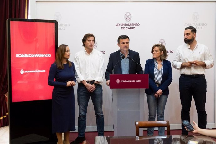 El alcalde de Cádiz, Bruno García, anuncia en una rueda de prensa una ayuda monetaria para los damnificados por la DANA en Valencia.