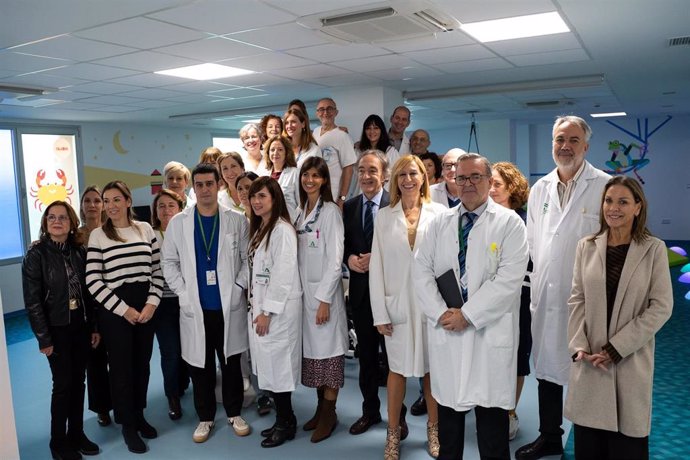 El delegado de Salud y Consumo de la Junta en Granada, Indalecio Sánchez-Montesinos, en el centro en primer término en la foto, en la inauguración de la nueva área de rehabilitación infantil del Hospital Virgen de las Nieves