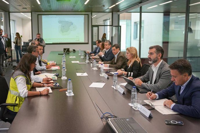 Archivo - El presidente de la Junta de Andalucía, Juanma Moreno (c); junto a varios de sus consejeros durante la reunión de coordinación en el Centro de Emergencias A 31 de octubre de 2024, en Sevilla (Andalucía, España). El presidente de la Junta de Anda