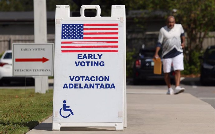 Cartel a la entrada de un centro de votación anticipada en Florida, Estados Unidos