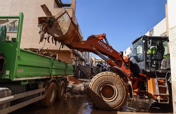 Un tractor vacía restos en un camión, a 2 de noviembre de 2024, en Alfafar, Valencia