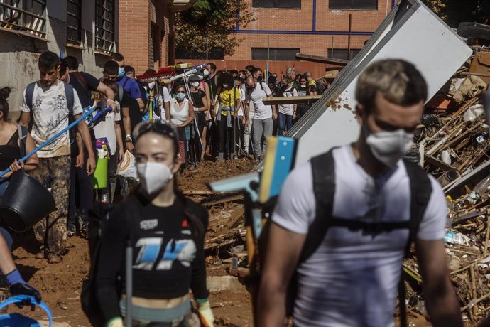 Decenas de voluntarios en Alfafar