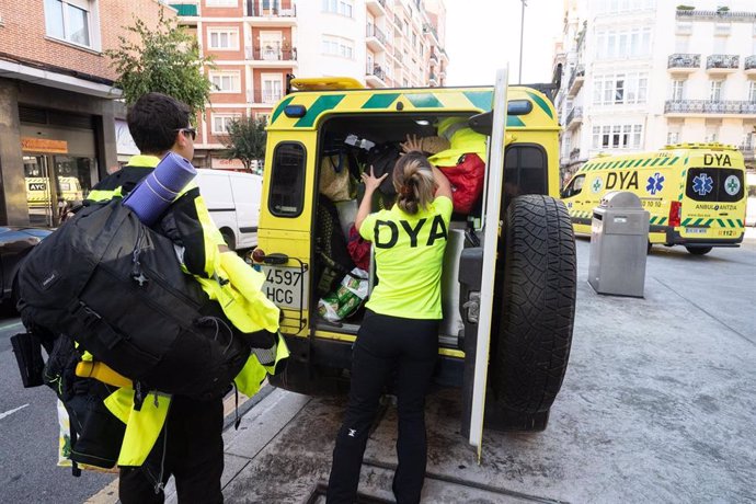 Miembros de la DYA de Bizkaia preparando el material que llevan a Valencia para ayudar a los afectados por la DANA