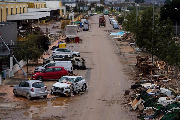 Varios vehículos destrozados tras el paso de la DANA en las inmediaciones del centro comercial Bonaire, a 4 de noviembre de 2024, en Aldaia, Valencia, Comunidad Valenciana (España).