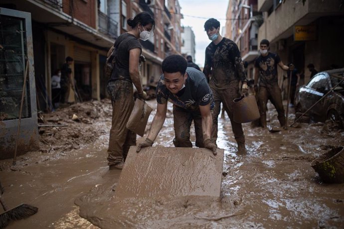 Imagen de voluntarios que limpian los estragos ocasionados por la DANA, a 3 de noviembre de 2024, en Paiporta.