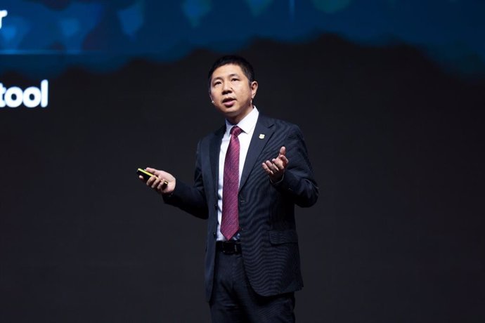 Leon Wang, President of Huawei's Data Communication Product Line, delivering a speech at UBBF 2024