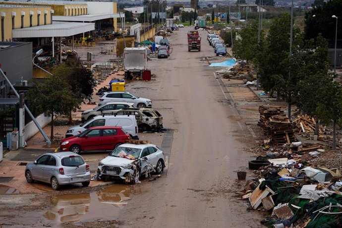 Varios vehículos destrozados tras el paso de la DANA en las inmediaciones del centro comercial Bonaire, a 4 de noviembre de 2024, en Aldaia, Valencia, Comunidad Valenciana (España). La DANA ha dejado, por el momento, 210 víctimas mortales en Valencia, con