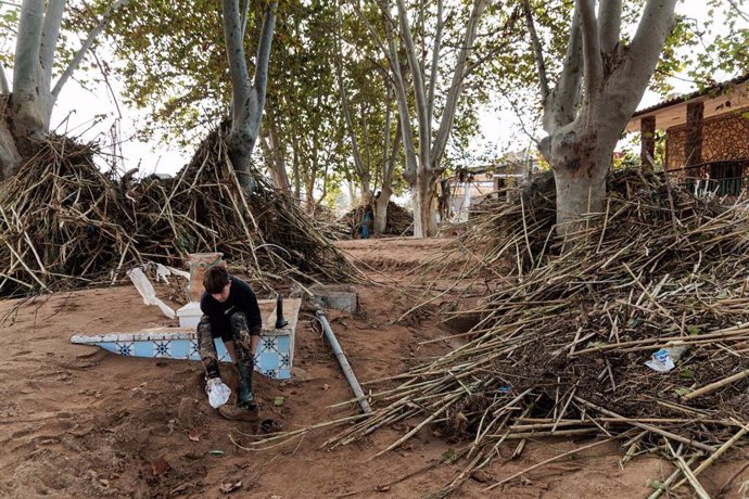 Un furgoneta atrapada entre los escombros  arrastrados por la DANA, a 1 de noviembre de 2024, en Cheste, Valencia