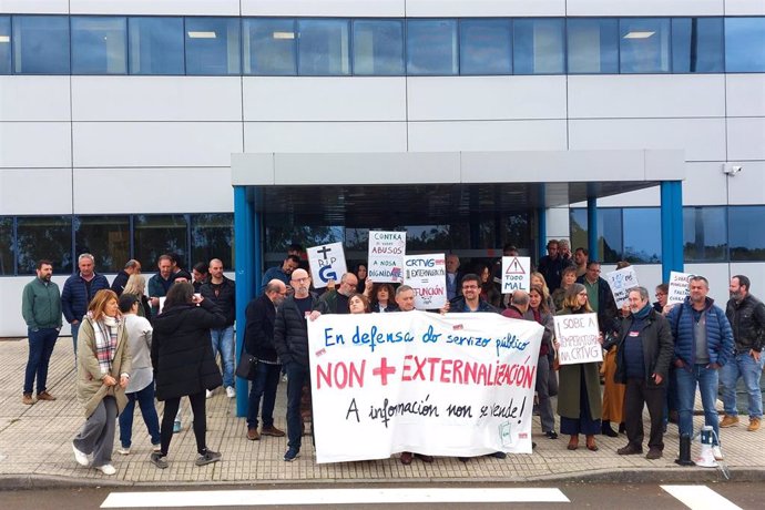 Concentración frente a las instalaciones de la CRTVG en San Marcos en la 13ª jornada de huelga convocada por el Comité Intercentros de la Corporación