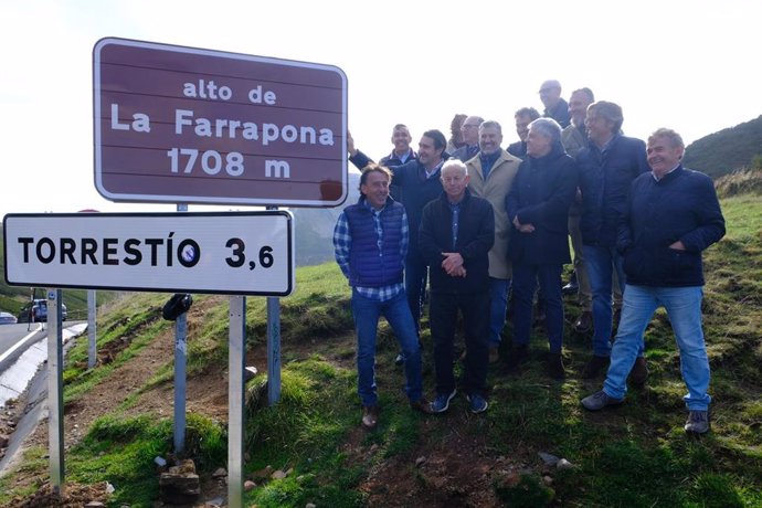 El consejero de Medio Ambiente, Vivienda y Ordenación del Territorio este lunes en la inauguración de la carretera