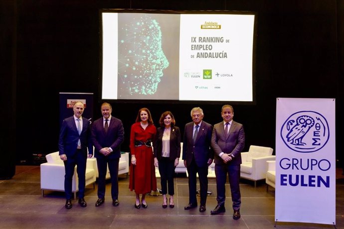 La consejera de Empleo, Rocío Blanco, tercera por la derecha, en la presentación del nuevo número de 'Andalucía Económica'.