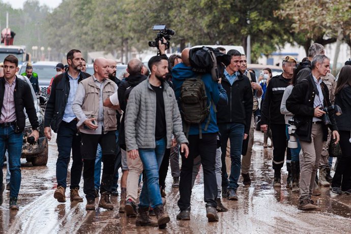 El president del Govern, Pedro Sánchez, durant la seua visita a una zona afectada per la DANA, a 3 de novembre de 2024, a Paiporta, València. 