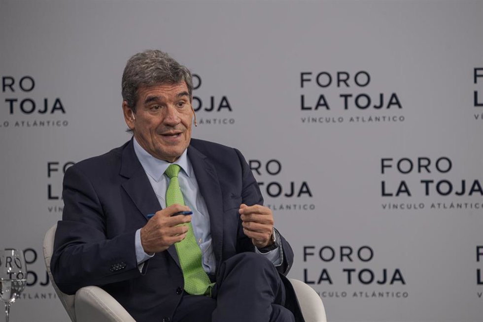 Archivo - El gobernador del Banco de España, José Luis Escrivá, durante la celebración de la primera mesa de debate de la segunda jornada del Foro La Toja, a 4 de octubre de 2024, en la Illa de Toxa, Pontevedra, Galicia (España). 