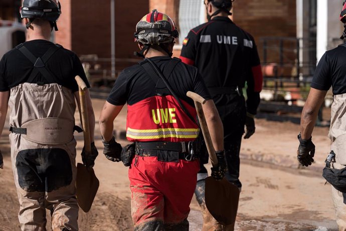 Un agent de l'UME, a 30 d'octubre de 2024, a Utiel, València. 