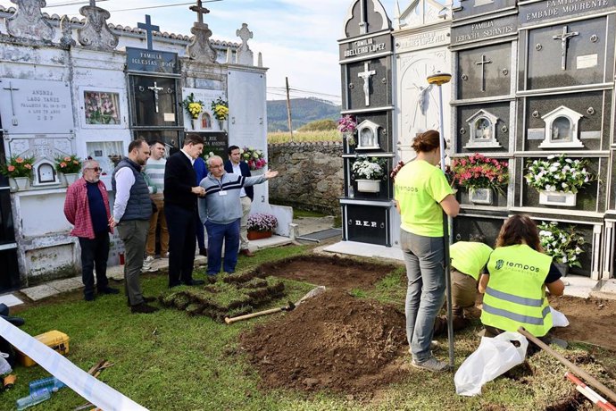 El secretario xeral del PSdeG, José Ramón Gómez Besteiro visita el cementerio de Santa María de O Val, en Narón (A Coruña)