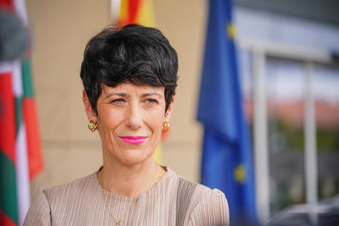 La ministra de Inclusión, Seguridad Social y Migraciones, Elma Saiz, ofrece declaraciones en la sede del Gobierno Vasco antes de su reunión con la consejera de Igualdad, Justicia y Políticas Sociales de Euskadi, Nerea Melgosa, a 8 de octubre de 2024, en V