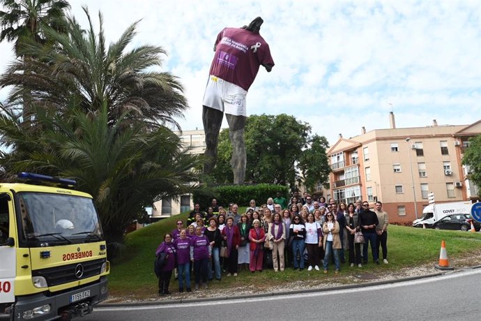 Acto de colocación de la camiseta morada por el 25 de noviembre en el Minotauro de Jerez de la Frontera (Cádiz)