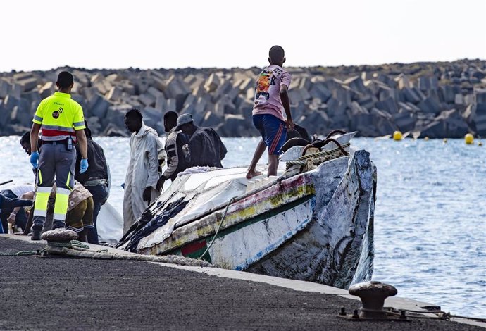 Archivo - Los Servicios de Emergencias reciben a varios migrantes a su llegada al puerto de La Restinga, a 22 de septiembre de 2024, en El Hierro, Canarias (España). 