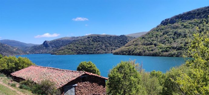 Archivo - Embalse de Mansilla desde el pueblo