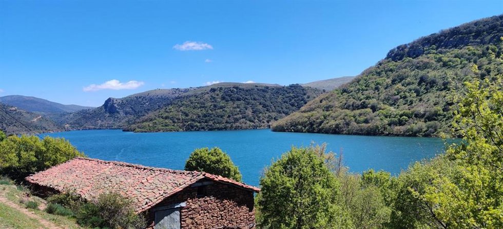 Archivo - Embalse de Mansilla desde el pueblo