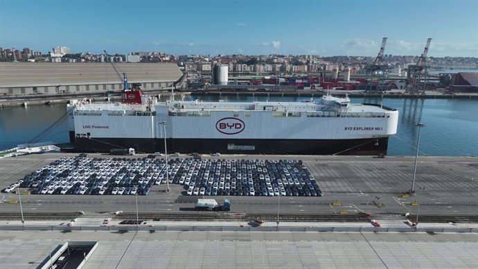 Archivo - Escala de BYD en el puerto de Santander