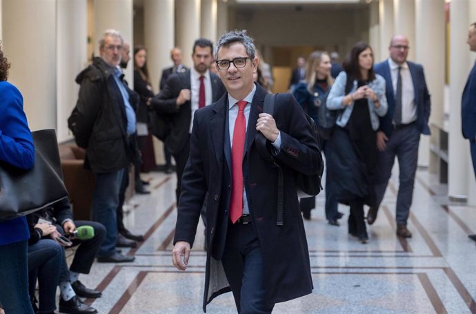 El ministro de la Presidencia, Justicia y Relaciones con las Cortes, Félix Bolaños, a su salida de una sesión de control al Gobierno, en el Senado, a 29 de octubre de 2024, en Madrid (España).