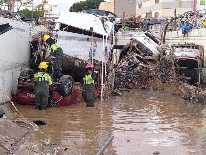 Bomberos de Fuengirola (Málaga) trabajan en un paso subterráneo, en Alfafar