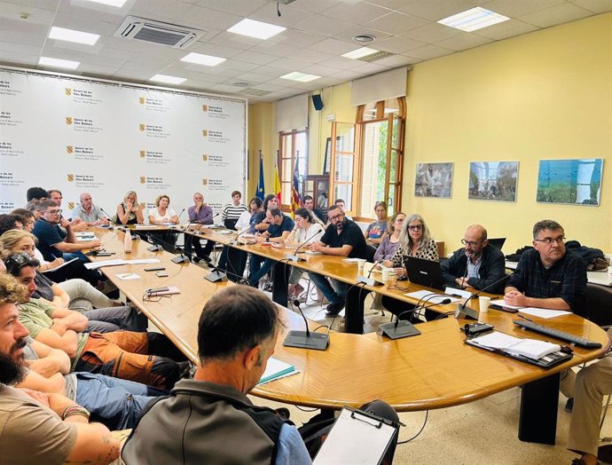 El conseller de Agricultura, Pesca y Medio Natural, Joan Simonet, y el director general de Agricultura, Ganadería y Desarrollo Rural, Fernando Fernández, en una reunión con el sector ganadero