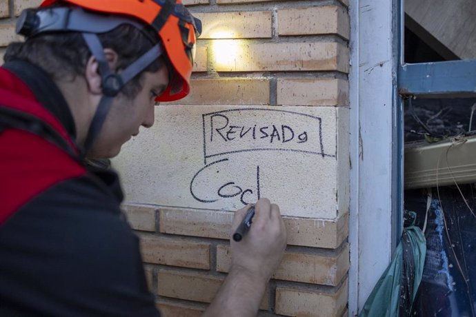 Una persona del servicio de emergencias 