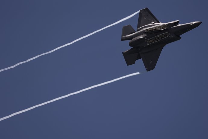 26 April 2023, Israel, Tel Aviv: An Israeli fighter jet performs an air show during the 75th Independence Day. Photo: Ilia Yefimovich/dpa