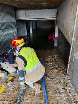 Bomberos de León trabajan en la retirada de vehículos y el vaciado de garajes en Valencia